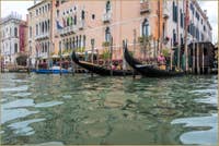 Gondoles du Traghetto de Santa Sofia à Venise