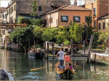 En bateau sur le Rio de la Sensa, dans le Cannaregio à Venise.