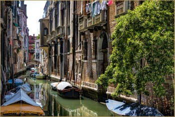 Le Rio de San Cassan et le pont de le Tette entre San Polo et Santa Croce à Venise.