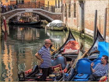 Gondoliers sur le Rio de San Zulian devant le pont Balbi à Venise.