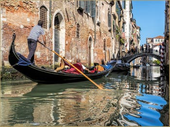 Gondel auf dem Rio de Santa Marina vor der Brücke Ponte del Cristo im Sestier des Cannaregio in Venedig