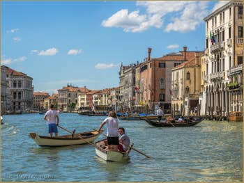 Jeunes Vénitiens sur le Grand Canal de Venise.