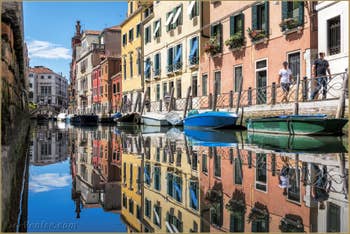 Couleurs et reflets sur le Rio Marin, à Santa Croce à Venise.