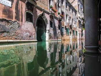 Reflets sur le Rio de la Verona, à Saint-Marc à Venise.
