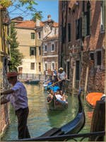 Gondoles sur le Rio de San Severo à Venise