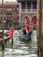 Les Gondoles du Traghetto de Santa Sofia à Venise