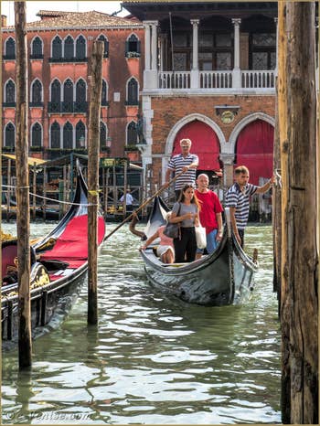 Les Gondoles du Traghetto de Santa Sofia face au Rialto à Venise.