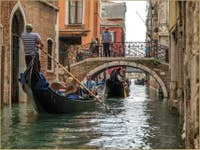 Gondoles devant le pont de San Provolo à Venise