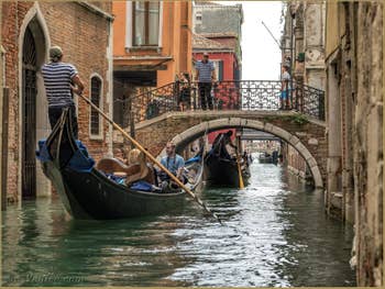Gondoles devant le pont de San Provolo, dans le Castello à Venise.