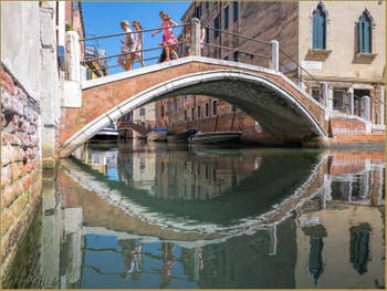 Sous le pont de le Turchete Rio de Malpaga dans le Dorsoduro à Venise.