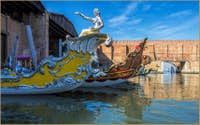 Les barques de la Regata Storica dans l'Arsenal de Venise