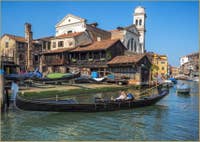 Gondole devant le Squero de San Trovaso à Venise