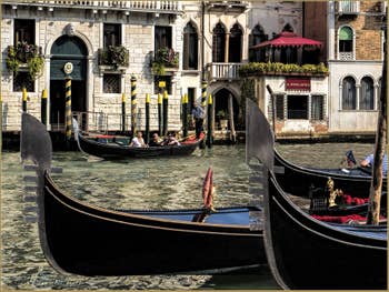 Gondoles sur le Grand Canal de Venise devant le palazzo Civran, dans le Cannaregio.