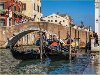 Gondoles et Gondoliers Rio dei Mendicanti, dans le Castello à Venise.