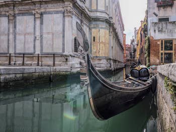 Gondole sur le Rio dei Miracoli, dans le Cannaregio à Venise.