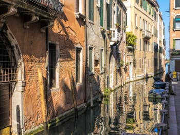 Reflets sur le Rio de la Panada, dans le Cannaregio à Venise.