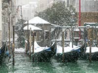 Neige et Gondoles à Santa Maria Zobenigo à Venise
