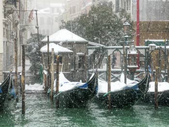 Gondoles du Traghetto de Santa Maria Zobenigo sous la neige à Venise.