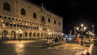 Le Palais des Doges la nuit à Venise