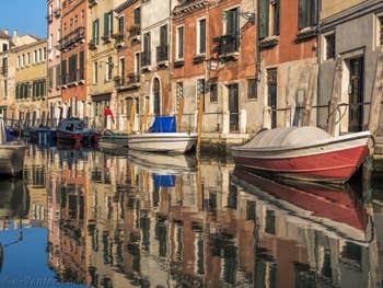 Reflets vénitiens sur le Rio delle Eremite, le long de la Fondamenta de Borgo, dans le Dorsoduro à Venise..