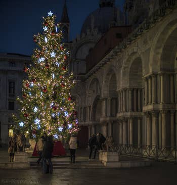 Sapin de Noël Place Saint-Marc à Venise.