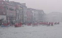 Pères Noël sur le Grand Canal à Venise