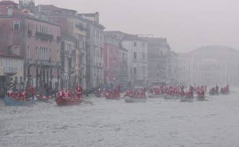Pères Noël sur le Grand Canal à Venise.