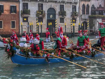 Les Rennes du Père Noël sur le Grand Canal de Venise.