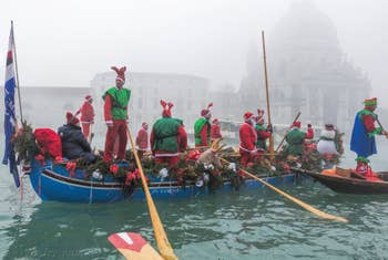 Pères Noëls Vénitiens sur le Grand Canal à Venise.