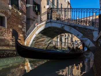 Gondole sur le Rio de San Severo, dans le Castello à Venise.
