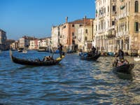 Gondoles et Sandolo sur le Grand Canal de Venise