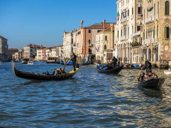 Gondoles et Sandolo sur le Grand Canal de Venise.