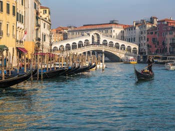 Gondole devant le pont du Rialto à Venise.