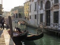 Gondoles sur le Rio de San Vio à Venise