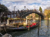 Gondole au pied du pont de l'Accademia à Venise