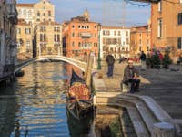 Gondole et Gondolier à San Vio à Venise