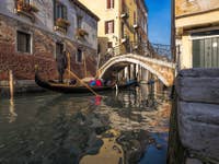 Gondole devant le pont del Savio à Venise