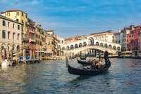 Gondoles devant le pont du Rialto à Venise