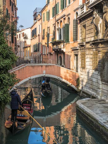 Gondoles Rio Widmann, dans le Cannaregio à Venise.