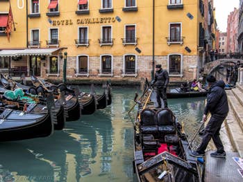 Les Gondoles du Bassin de l'Orseolo, à Saint-Marc à Venise.