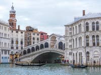 Gondoles sur le Grand Canal au pont du Rialto à Venise