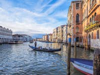 Gondole sur le Grand Canal devant le marché du Rialto à Venise
