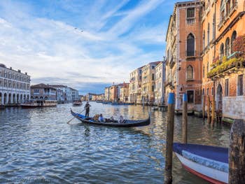 Gondole sur le Grand Canal devant le marché du Rialto à Venise.