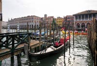 Gondole et Carnaval sur le Grand Canal de Venise