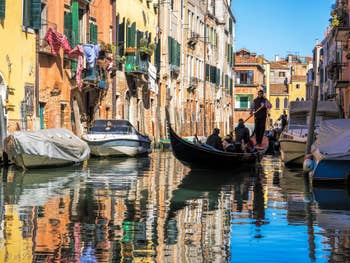 Gondole sur le Rio de l'Acqua Dolce, dans le Cannaregio à Venise.