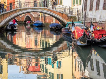 Gondoles sur le Rio del Mondo Novo, dans le Castello à Venise.