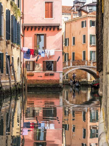 Gondole sur le Rio dei Santi Apostoli, dans le Cannaregio à Venise.