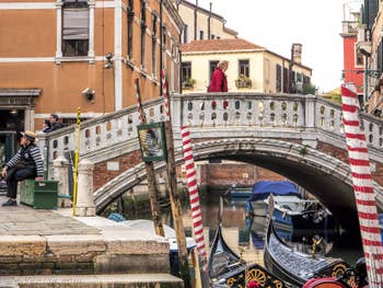 Gondolier et Gondoles au pont dei Frari, à San Polo à Venise.