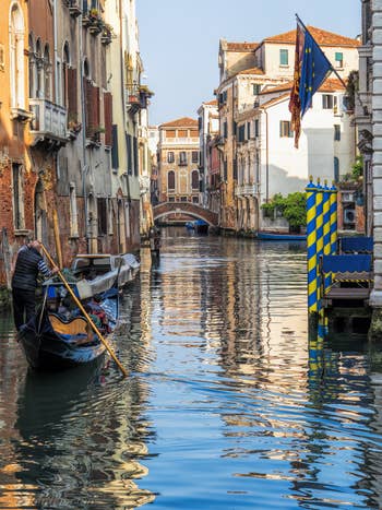 Gondole sur le Rio de Santa Marina dans le Castello à Venise.