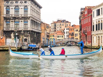 Gondole de Régate sur le Grand Canal de Venise.